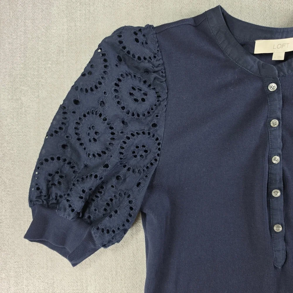 LOFT Henley Top Womens Medium Navy Blue Eyelet Lace Puff Sleeve Ribbed Knit‎